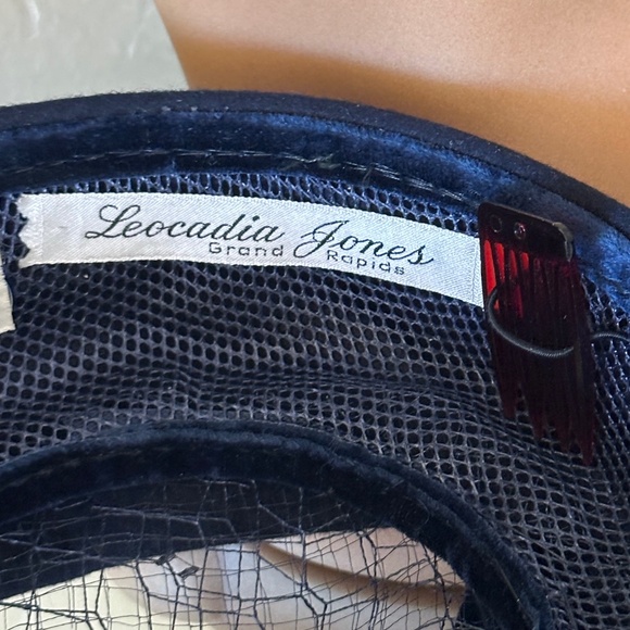 SOPHISTICATED 1950's NAVY FELT  HAT + VERY LONG FEATHER, OPEN CROWN & BOW - Picture 15 of 15